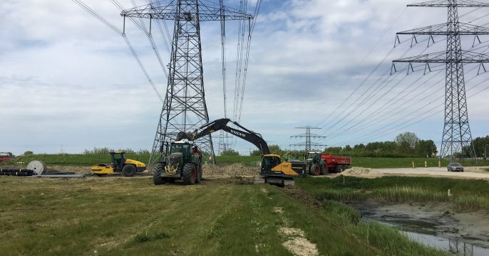 Elzinga Loon- en Grondverzet breidt vijvers in de Eemshaven uit