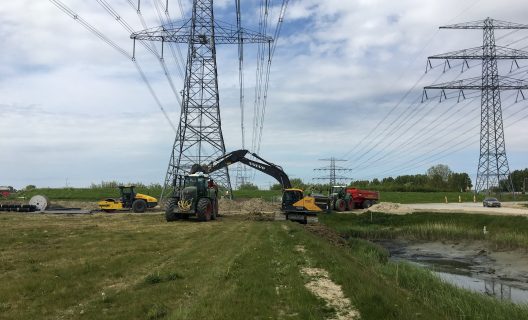 Elzinga Loon- en Grondverzet breidt vijvers in de Eemshaven uit